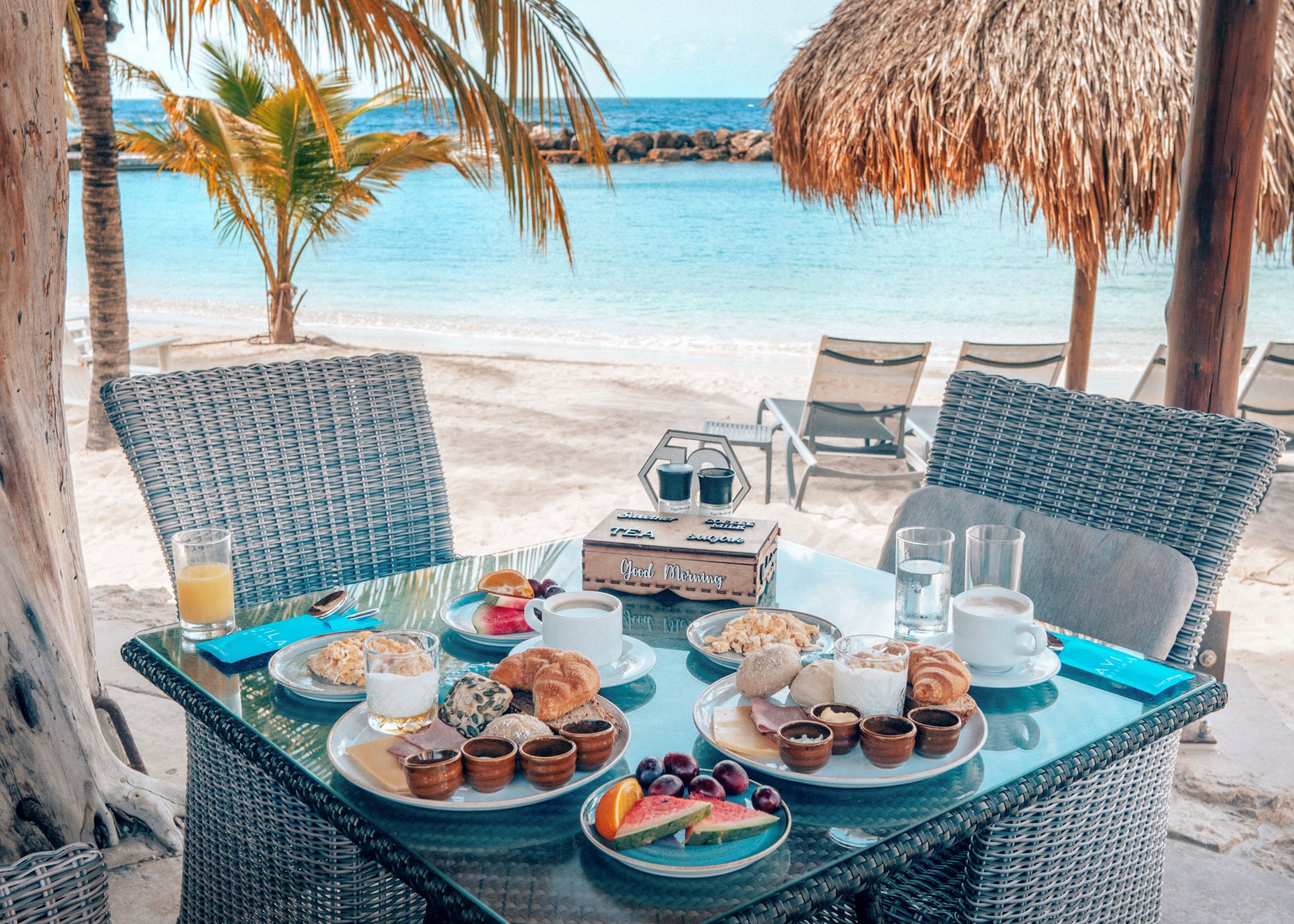 3 restaurants; breakfast, lunch, dinner and brunch served 
