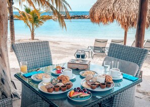 3 restaurants; breakfast, lunch, dinner and brunch served 
