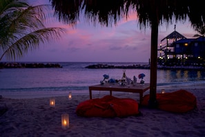 3 restaurants, breakfast, lunch, dinner served; Regional cuisine - Avila Beach Hotel (Willemstad)