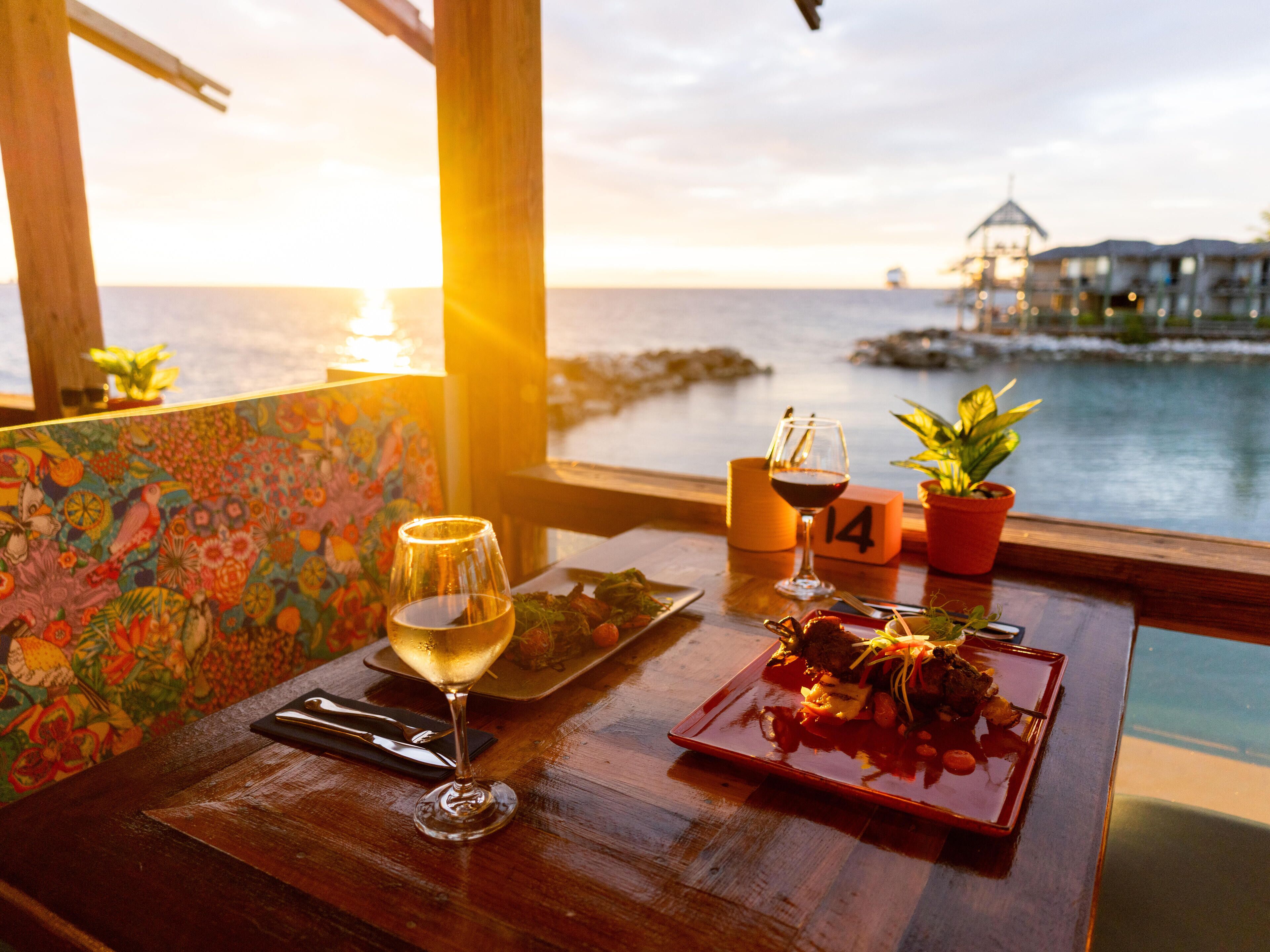 3 restaurants, breakfast, lunch, dinner served; Regional cuisine