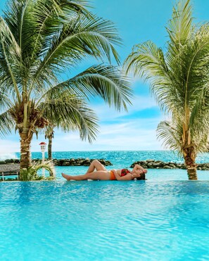 Outdoor pool, pool umbrellas, sun loungers - Avila Beach Hotel (Willemstad)