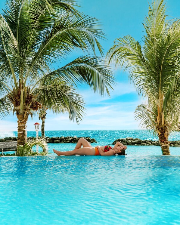 Piscine extérieure, parasols, chaises longues