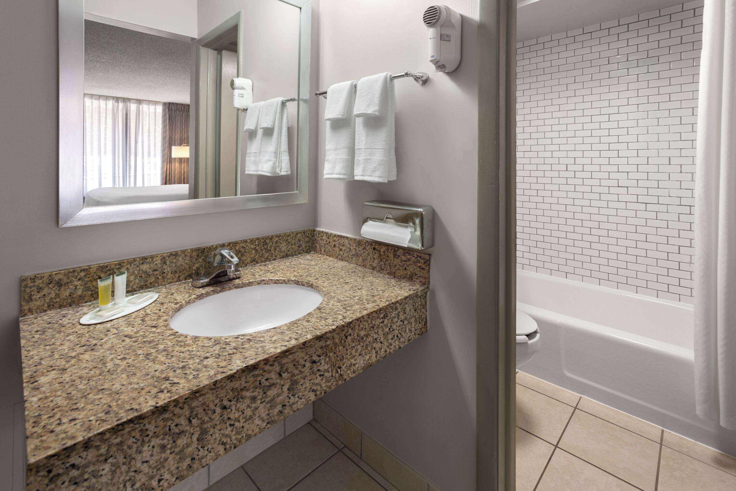 Articles de toilette gratuits, sèche-cheveux, serviettes fournies