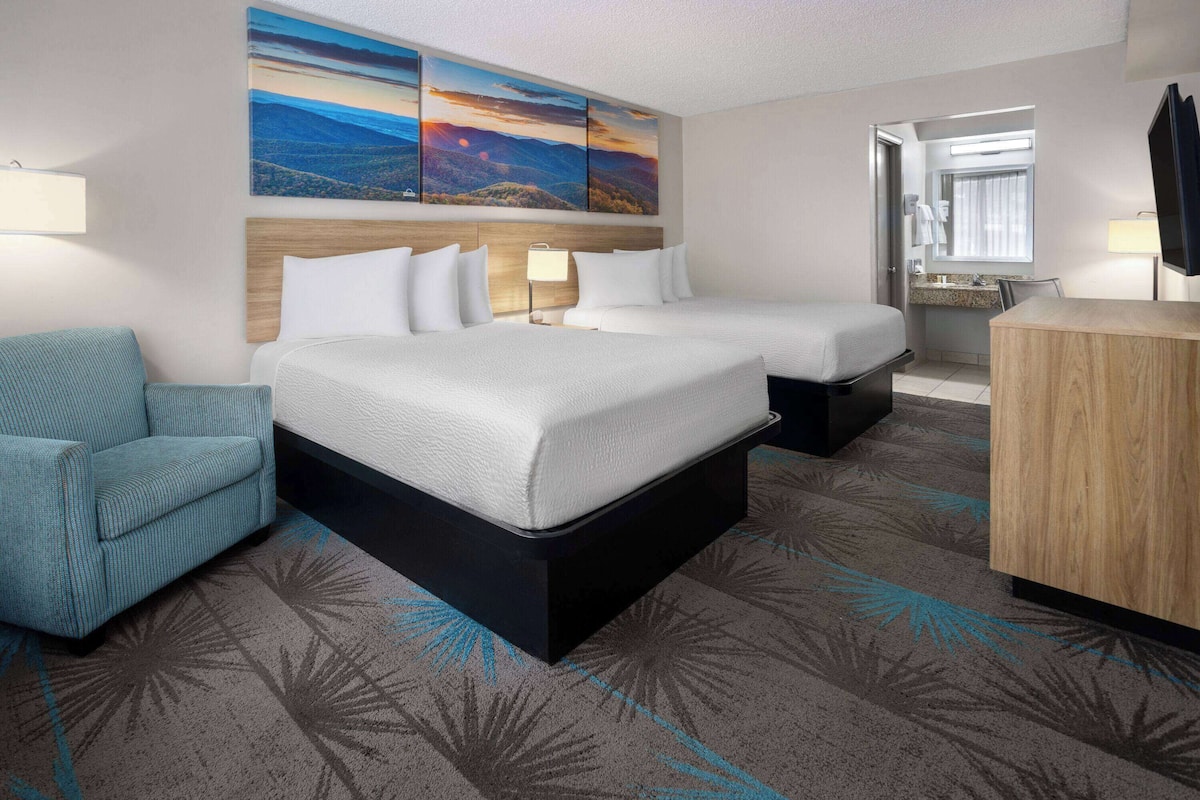 Deluxe Room, 2 Double Beds, Non Smoking | In-room safe, desk, free cribs/infant beds, rollaway beds