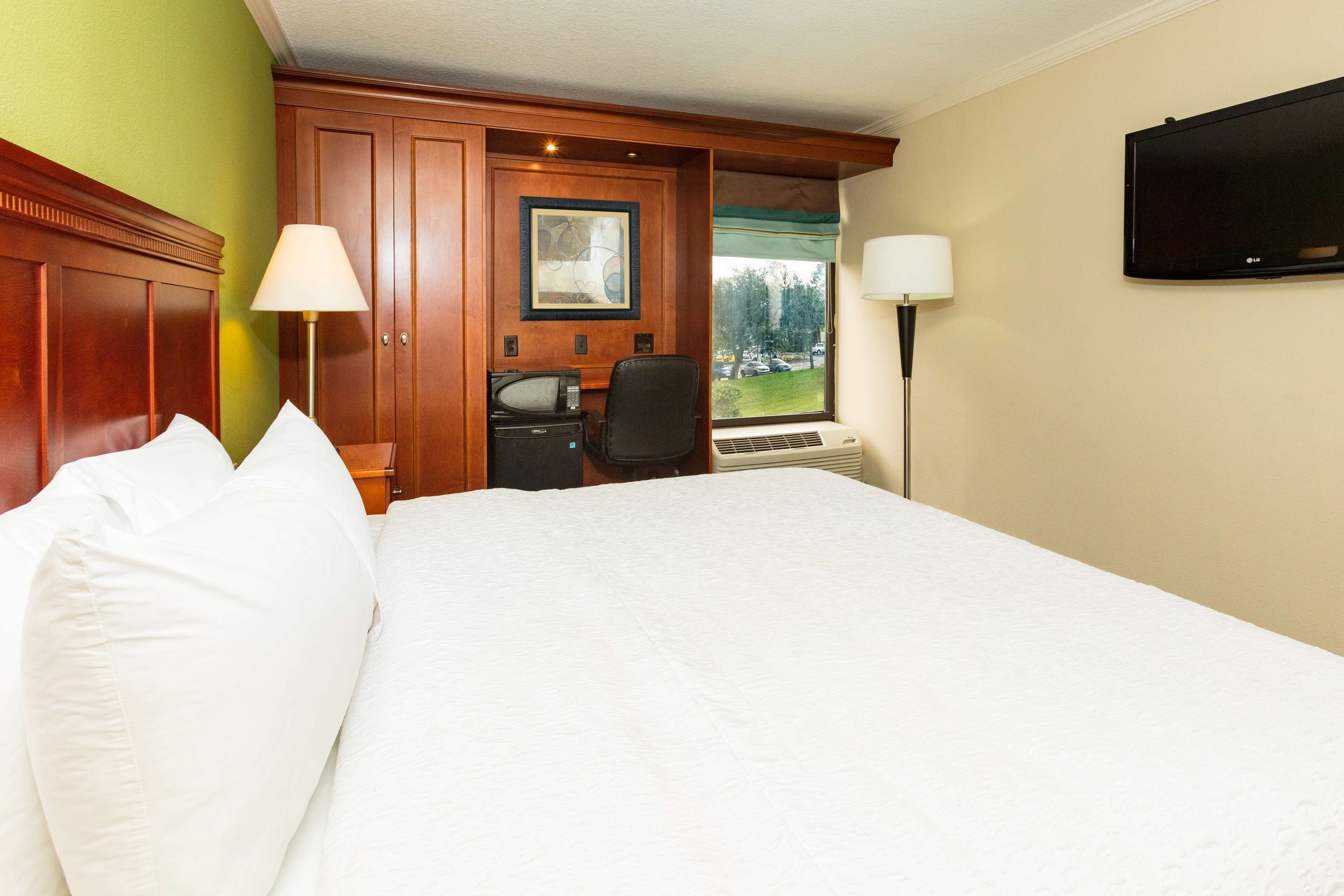 room, 1 king bed, non smoking | in-room safe, desk, blackout curtains, iron/ironing board