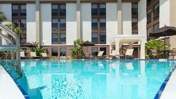 Una piscina al aire libre