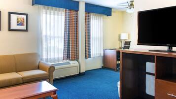 Donsdekens, een bureau, verduisterende gordijnen