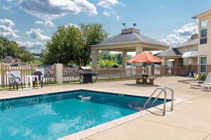 Piscine extérieure en saison, accès possible de 9 h à 22 h, parasols