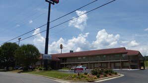 Un hôtel Red Roof Inn & Suites avec un ciel dégagé et des lignes électriques au-dessus.