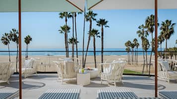 2 bars, bar en bord de piscine