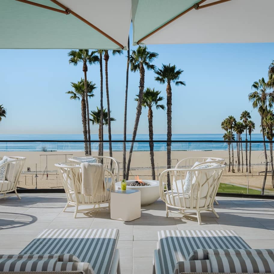 2 bars/lounges, poolside bar