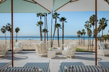 2 bars/lounges, poolside bar at Regent Santa Monica Beach