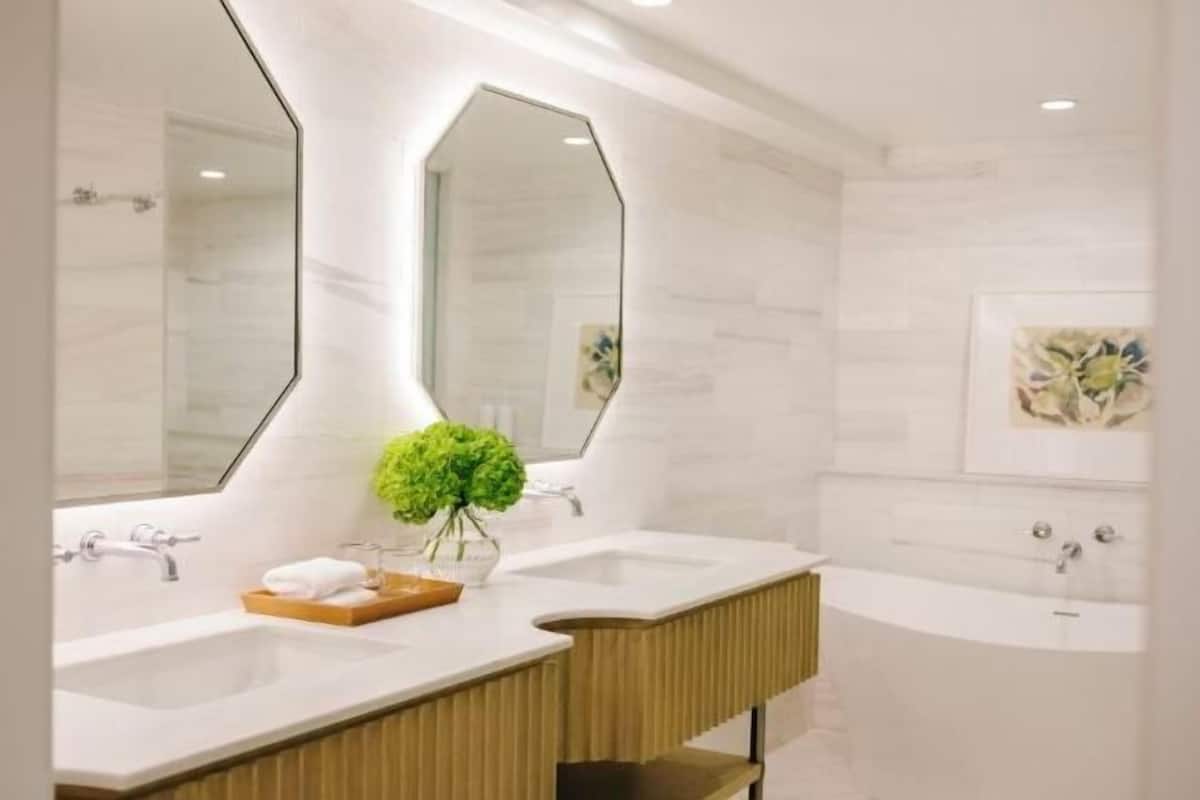 Separate tub and shower, deep soaking tub, rainfall showerhead