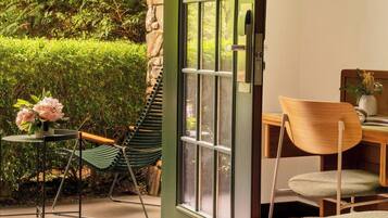 Chambre, 1 très grand lit (Garden) | Literie hypoallergénique, minibar, coffres-forts dans les chambres