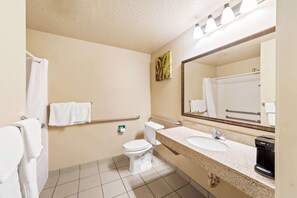 Habitación estándar, 1 cama de matrimonio grande, accesible para personas con discapacidad, bañera | Baño | Ducha y bañera combinadas y artículos de higiene personal gratuitos