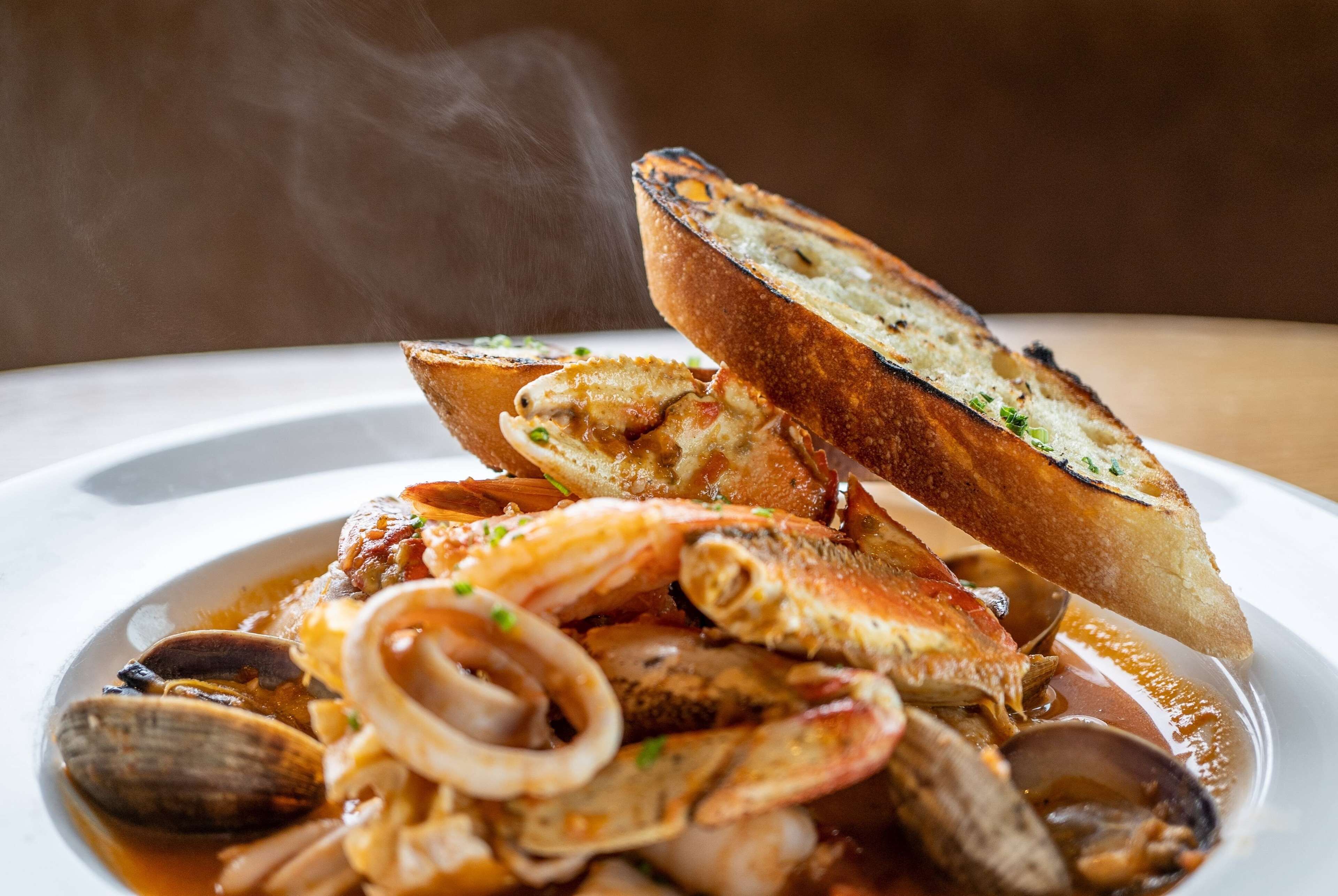 Un plato de mariscos con pan.
