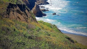 A coastal landscape with rocky cliffs and a beach. - Pacifica Lighthouse Hotel Trademark Collection by Wyndham (Pacifica)