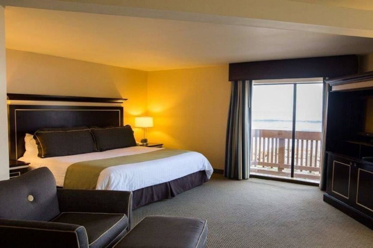 Hypo-allergenic bedding, in-room safe, desk, laptop workspace