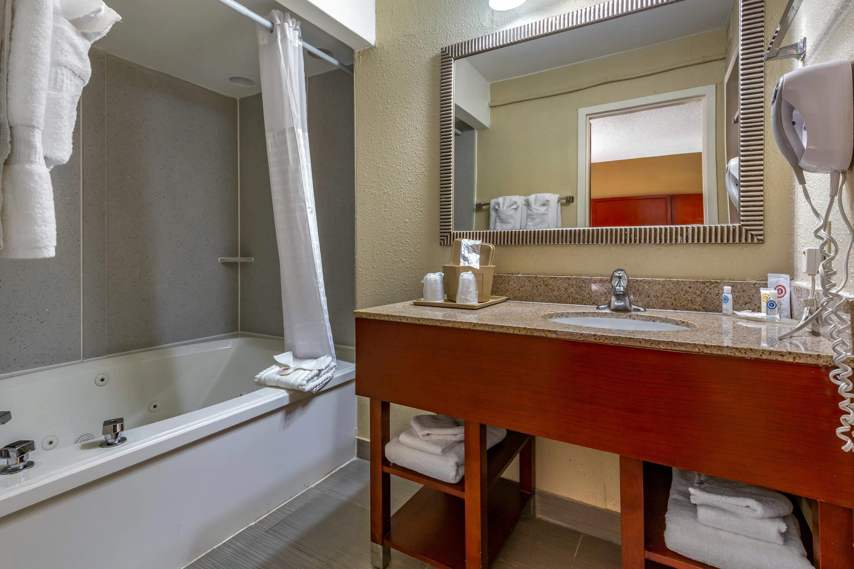 Laptop workspace, blackout curtains, iron/ironing board, free WiFi