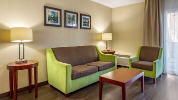 Suite, King Bed, Living room | Postazione laptop, tende oscuranti, ferro/asse da stiro, Wi-Fi gratuito