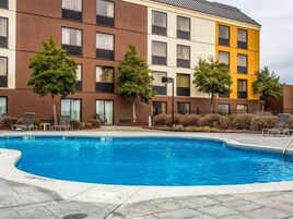 Una piscina al aire libre de temporada (de 10:00 a 22:00), sombrillas