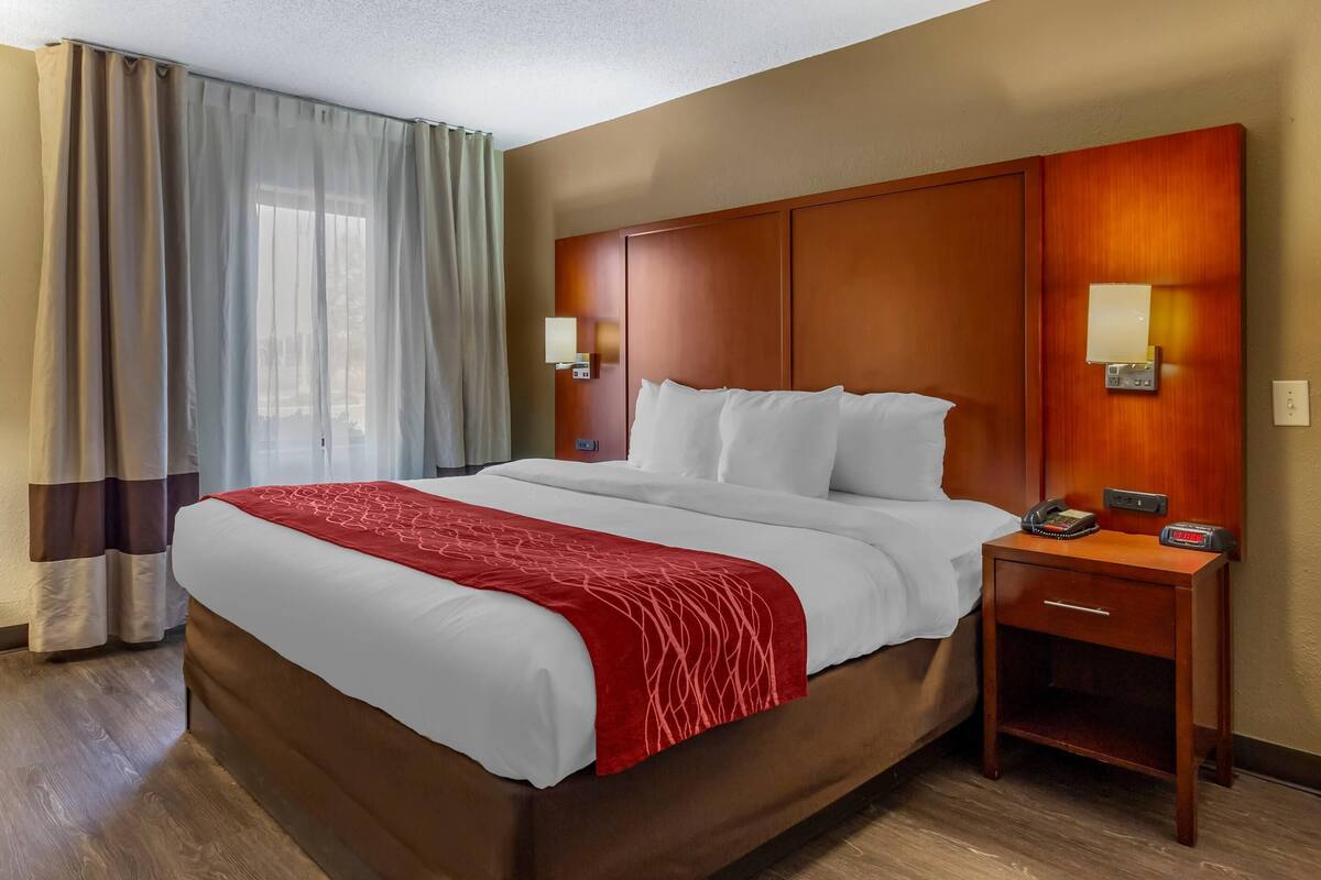 Accessible Non Smoking King room | Laptop workspace, blackout drapes, iron/ironing board, WiFi (free)