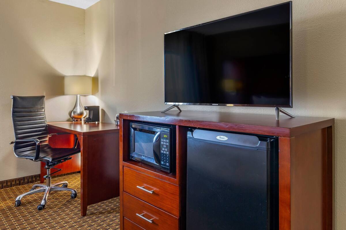 King Bed | Laptop workspace, blackout drapes, iron/ironing board, WiFi (free)