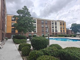 Una piscina al aire libre de temporada (de 10:00 a 22:00), sombrillas