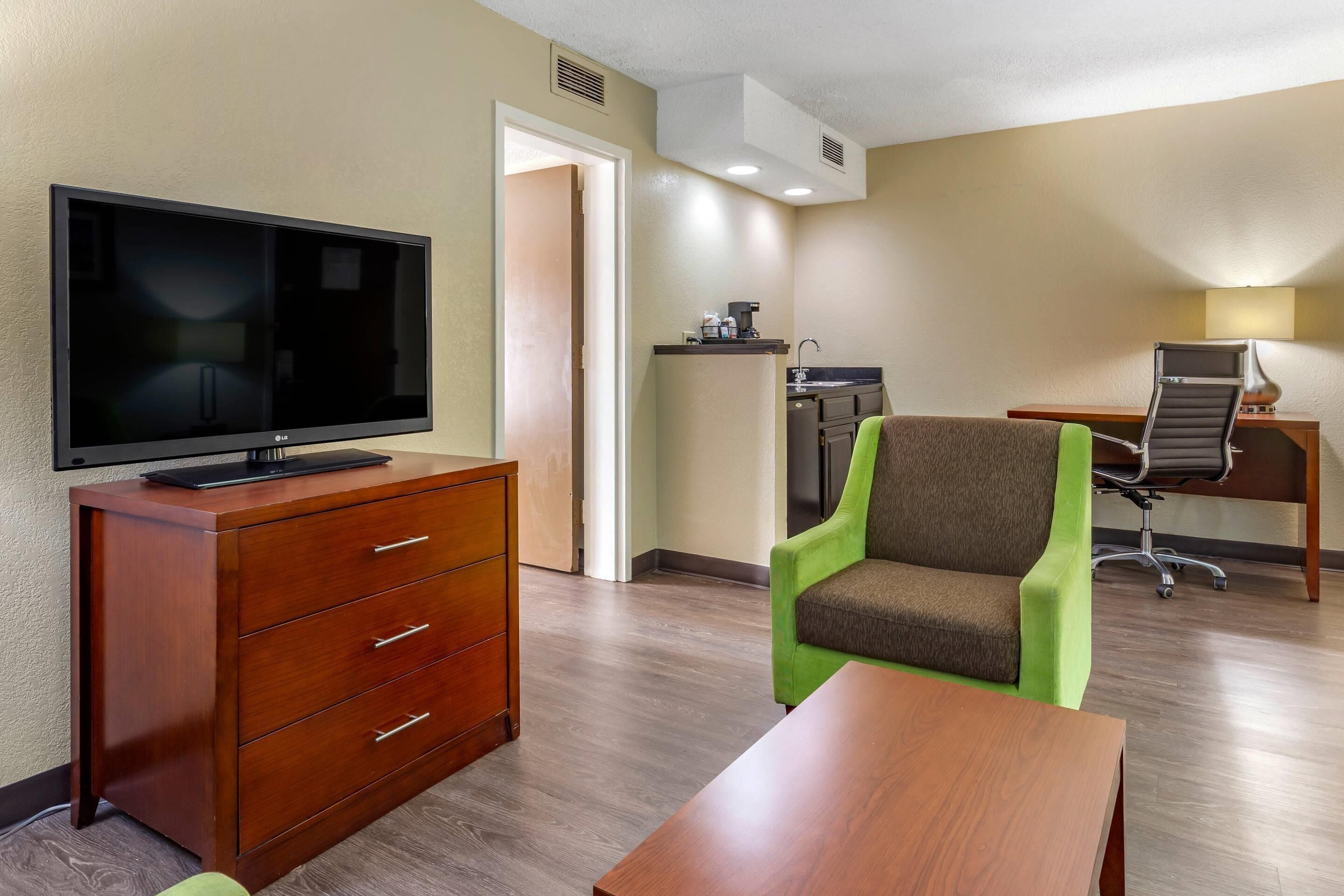 Espacio para trabajar con laptop y cortinas blackout 