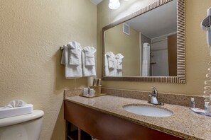 Kombinasi shower/bathtub dan perlengkapan mandi gratis