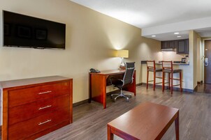 Espacio para trabajar con laptop y cortinas blackout 