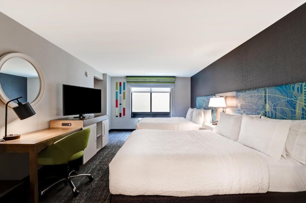 1 habitación, escritorio y espacio para trabajar con laptop 