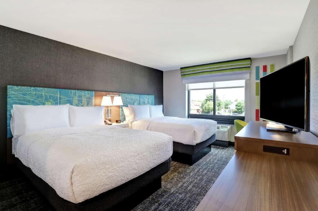 1 habitación, escritorio y espacio para trabajar con laptop 