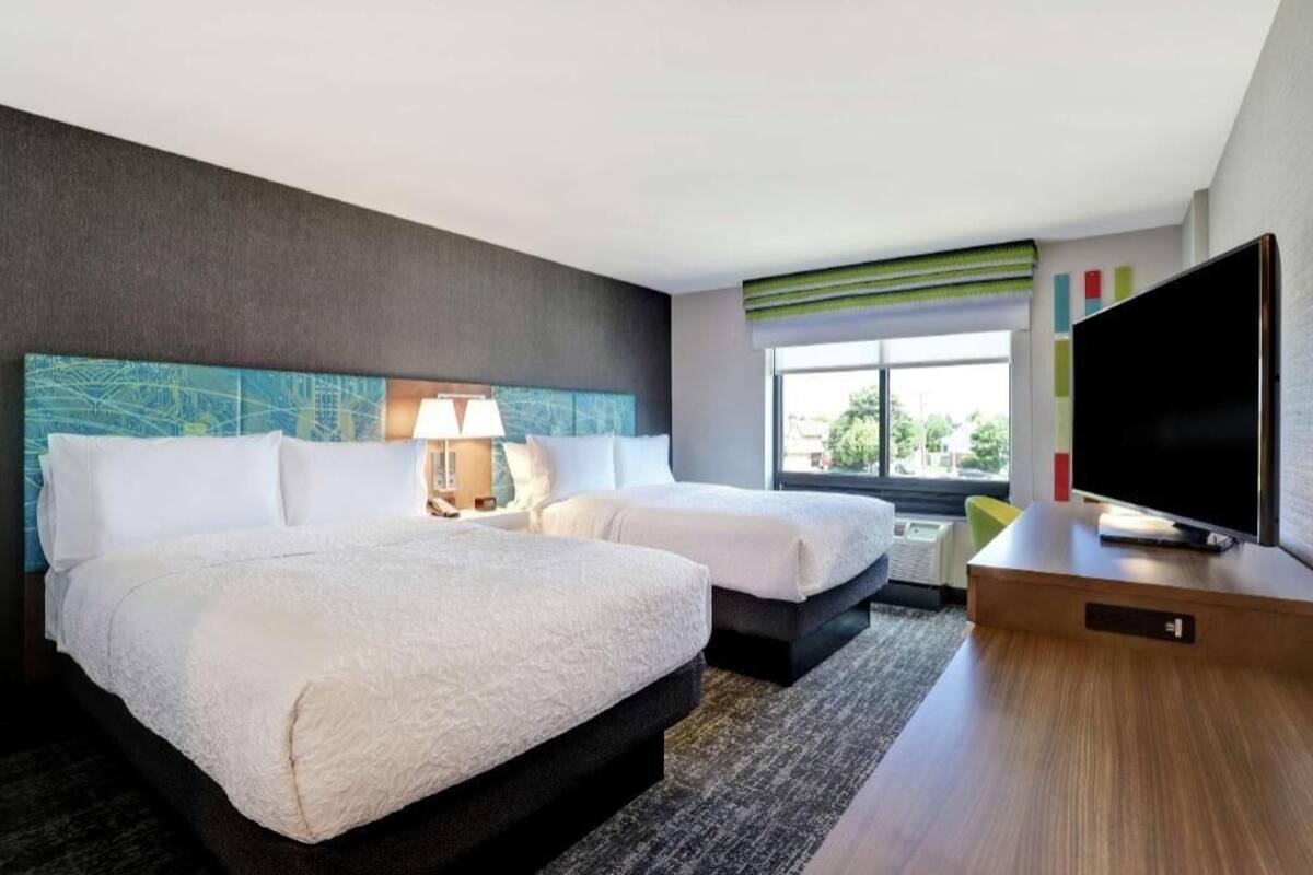 1 bedroom, desk, laptop workspace, blackout drapes