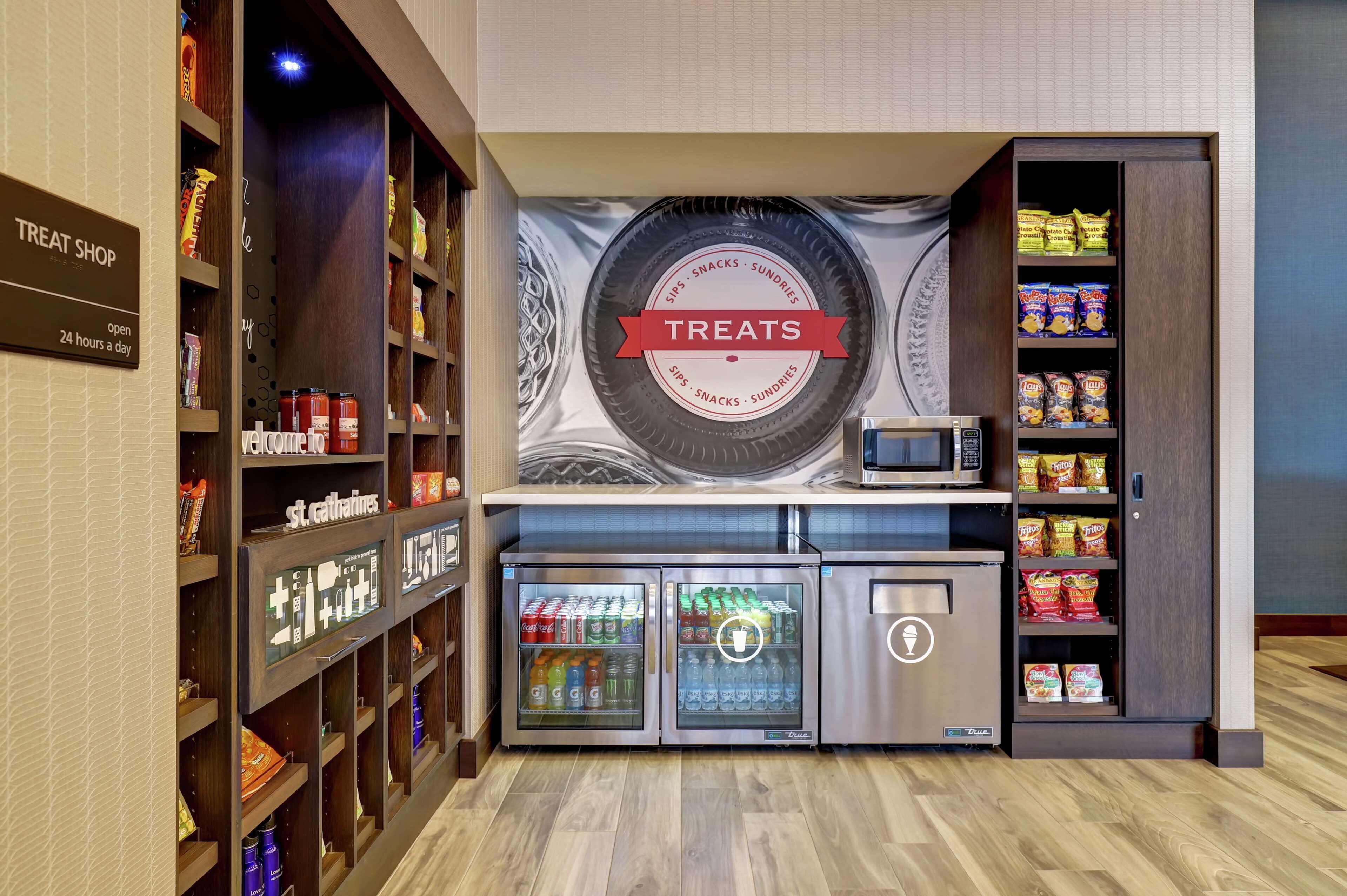 Een winkeltje vol lekkernijen, met schappen gevuld met snacks, frisdranken en andere verfrissingen.