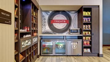 Een winkeltje vol lekkernijen, met schappen gevuld met snacks, frisdranken en andere verfrissingen.
