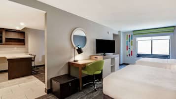 Suite Signature, 2 grands lits, accessible aux personnes à mobilité réduite | 1 chambre, bureau, espace de travail pour ordinateurs portables