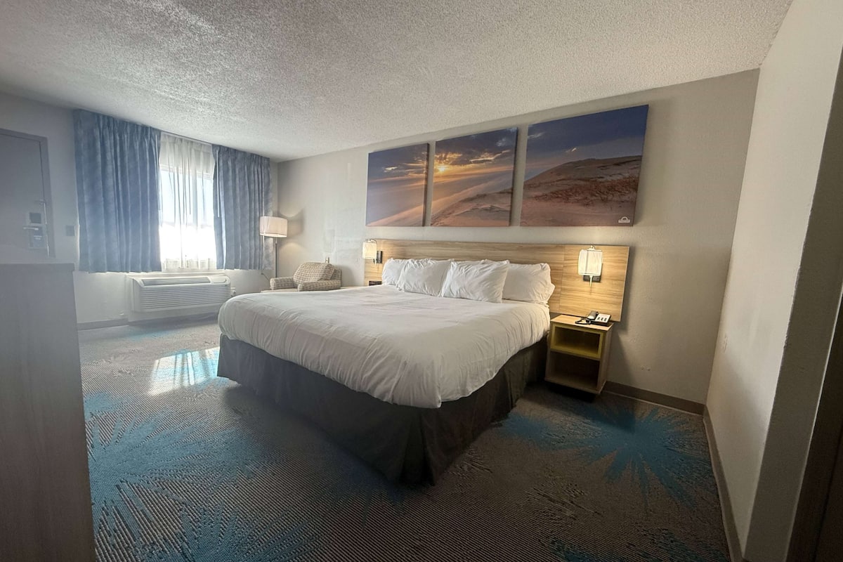 Desk, laptop workspace, free WiFi, bed sheets