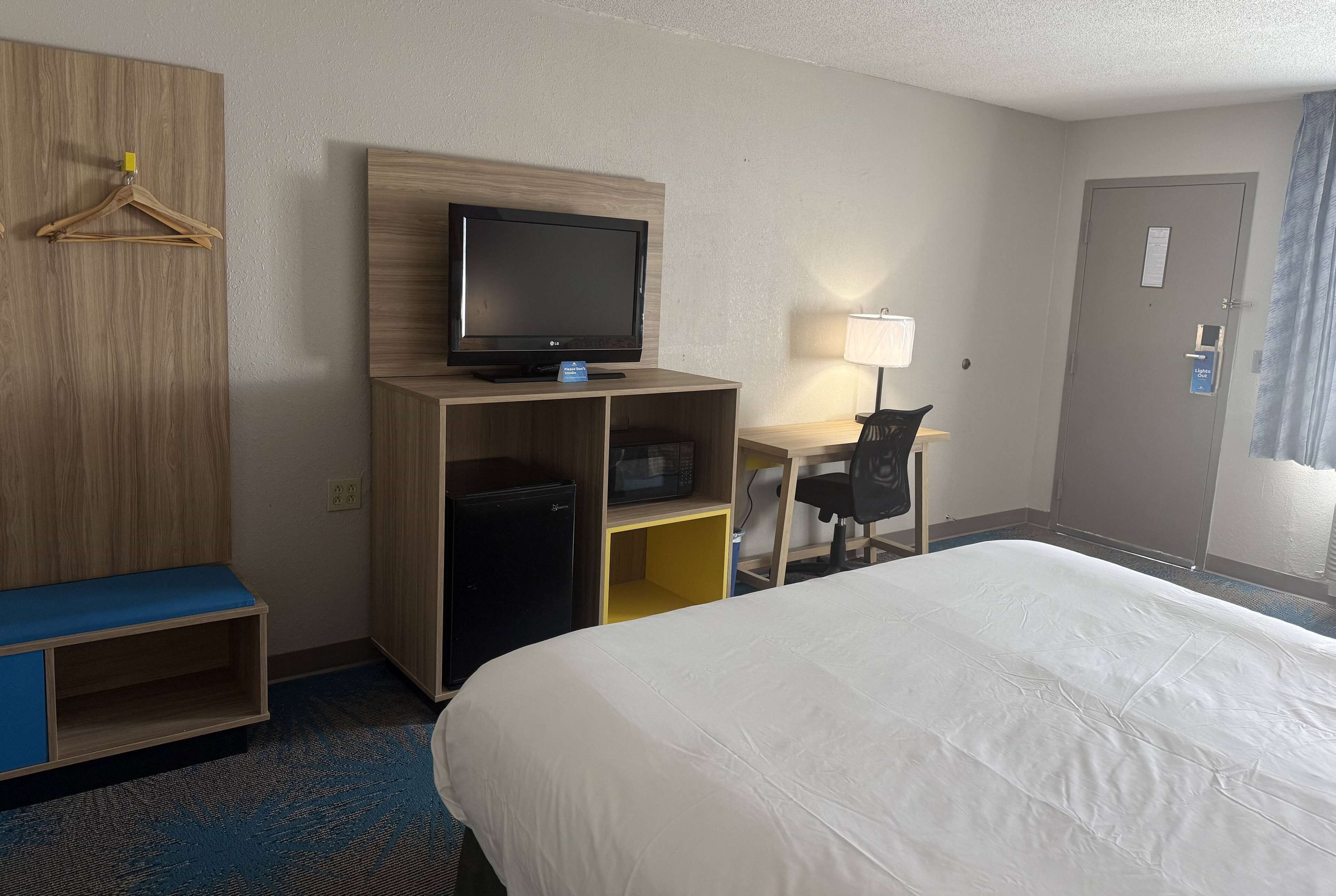 Desk, laptop workspace, free WiFi, bed sheets