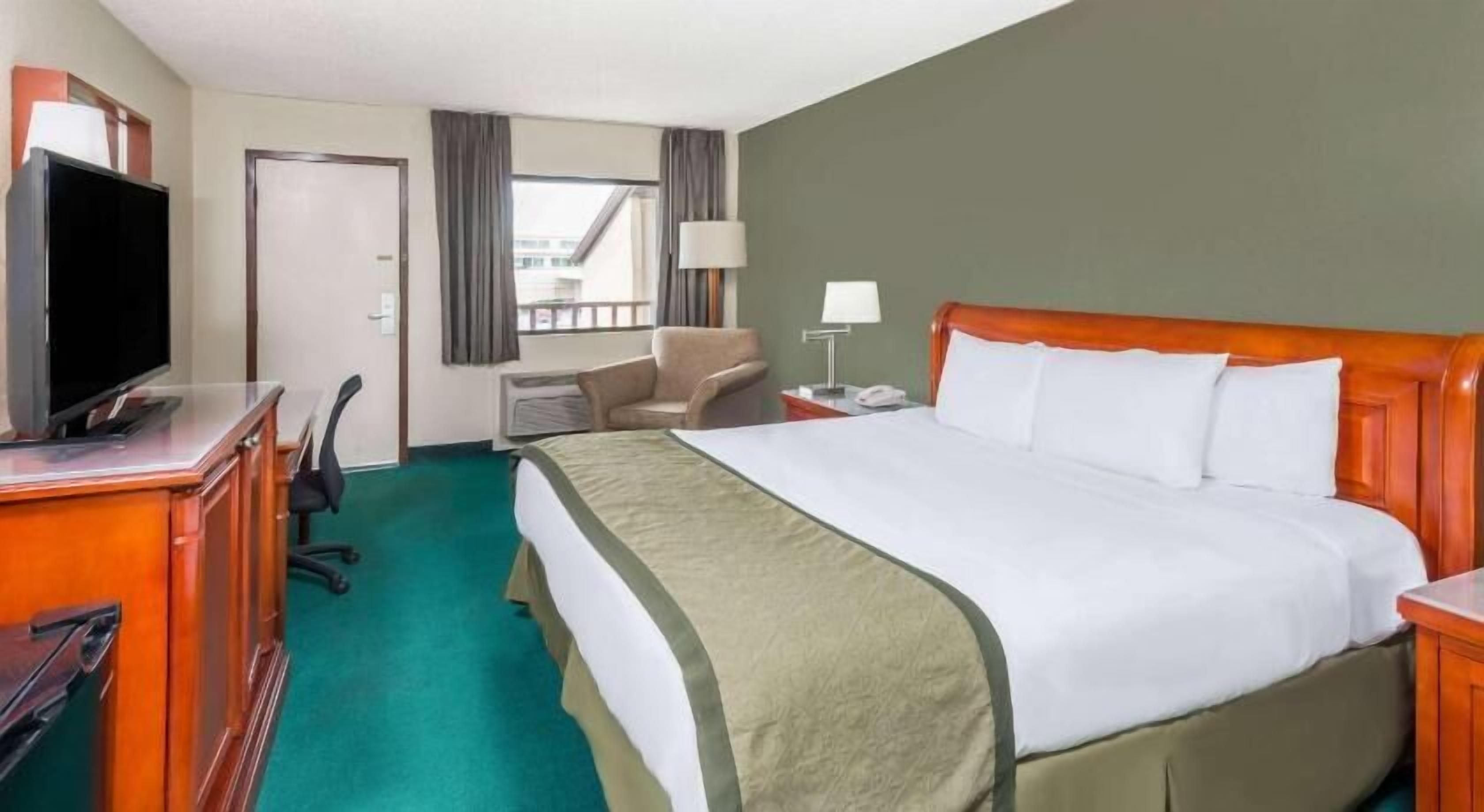 Desk, laptop workspace, free WiFi, bed sheets