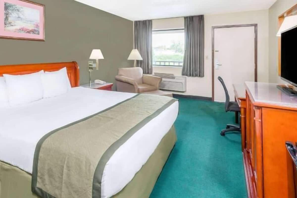 Desk, laptop workspace, free WiFi, bed sheets