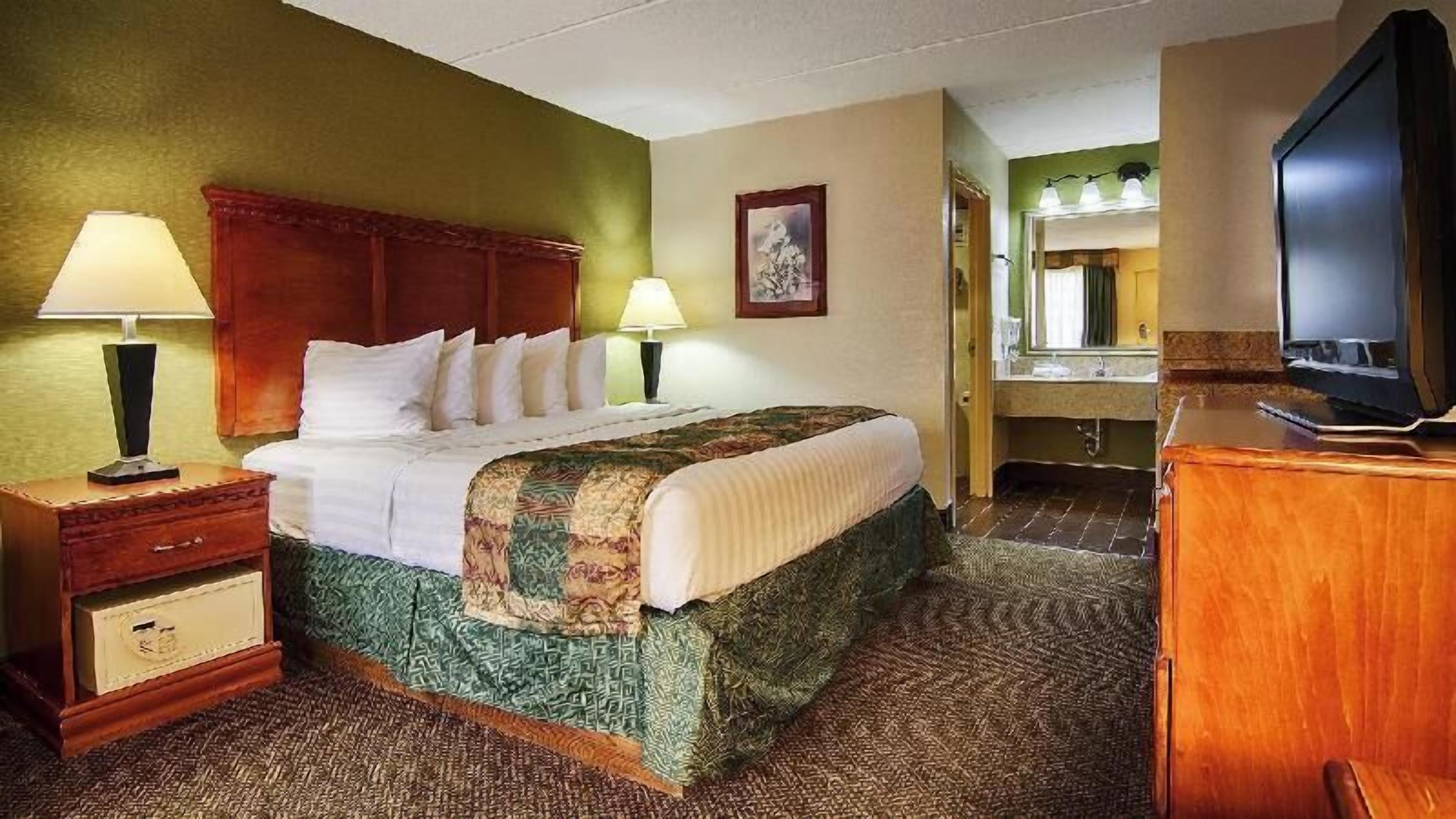 Pillowtop beds, desk, laptop workspace, blackout drapes