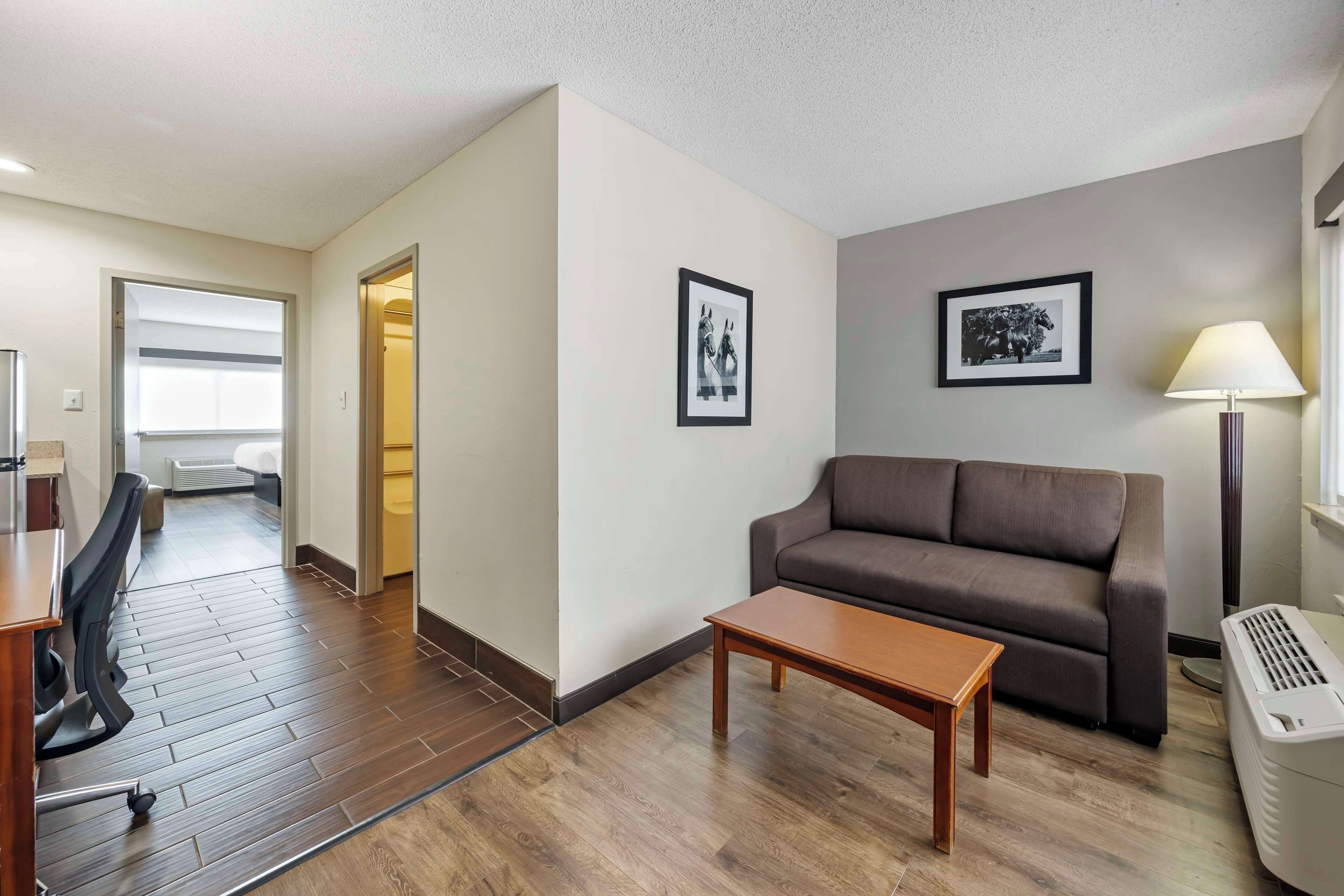 필로우탑 침대, 책상, 노트북 작업 공간, 암막 커튼