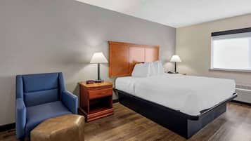 Suite, 1 Tempat Tidur King, Bebas Asap Rokok, lemari es & microwave | Bantalan ekstra lembut, meja kerja, dan ruang kerja ramah laptop
