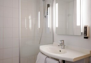 Dusche, kostenlose Toilettenartikel, Haartrockner, Handtücher