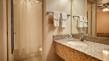 Combined shower/tub, free toiletries, hair dryer, towels