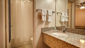 Combined shower/tub, free toiletries, hair dryer, towels