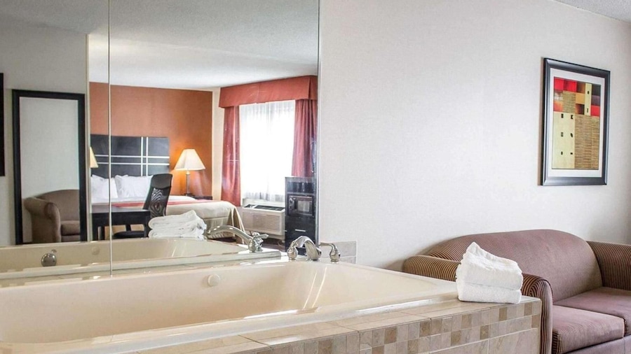 Howard Johnson by Wyndham Columbus State Fairgrounds I-71