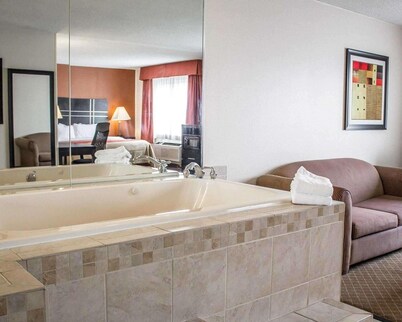 Howard Johnson by Wyndham Columbus State Fairgrounds I-71