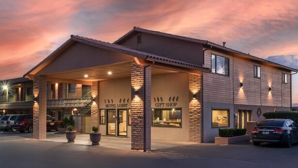 A motel with a covered lobby and a gift shop, featuring a brick facade and a flat roof. - Best Western Canyon De Chelly Inn (Chinle)